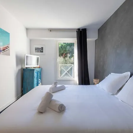 1-br East With Swimming Pool Апартаменты *