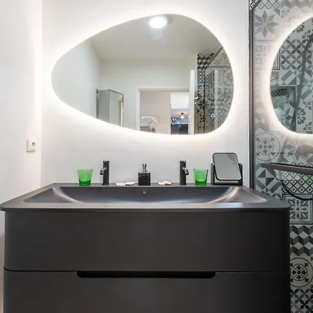 1-br East With Swimming Pool Апартаменты