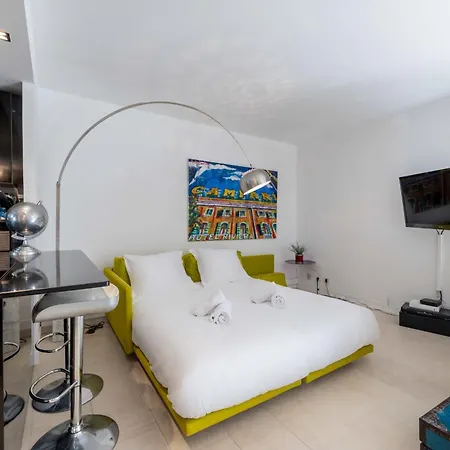 1-br East With Swimming Pool Апартаменты *
